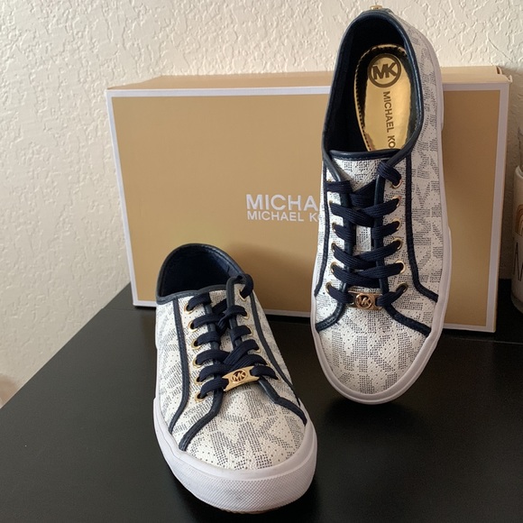Michael Kors Boerum Sneaker in White/Navy - Picture 4 of 8